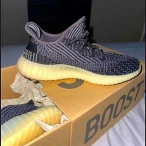 YEEZYS 350 V2 CARBON